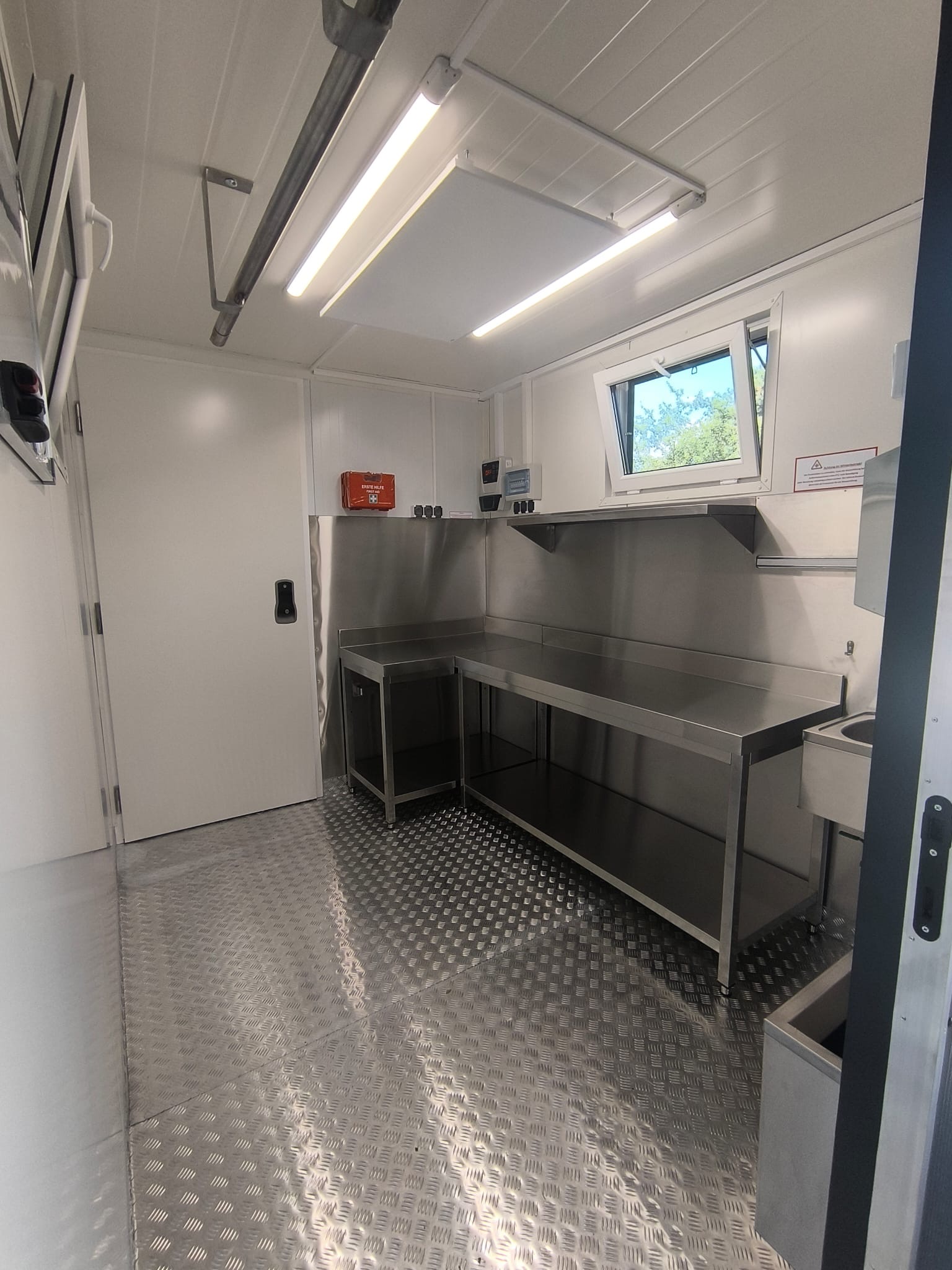 Mobile Wildkammer PF2 (4x2.4) - 2x Fenster mit Regal